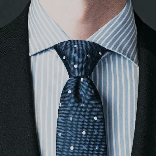 Gravatas masculinas AVONNUE em seda refinada, com caimento preciso e design sofisticado que traduz elegância atemporal em qualquer ocasião.