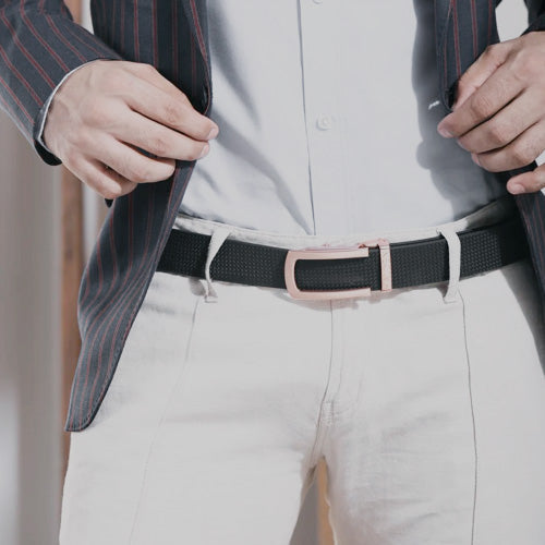 Cintos AVONNUE sofisticados e versáteis, com design refinado e fivelas elegantes para composições masculinas e femininas atemporais.