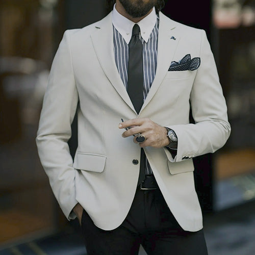 Explore os blazers AVONNUE: peças estruturadas com caimento refinado, proporção equilibrada e elegância possível em versões masculinas e femininas.