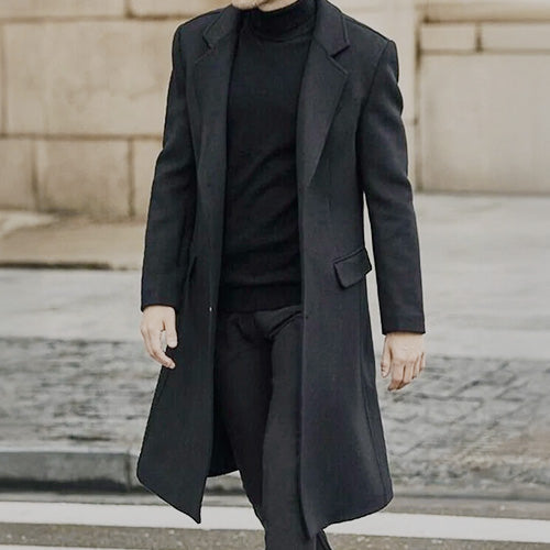 Sobretudos estruturados AVONNUE em versões masculinas e femininas, com corte refinado, caimento elegante e acabamento premium atemporal.