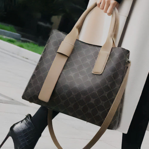 Bolsas femininas AVONNUE com design estruturado e elegante, modelos versáteis que unem sofisticação e praticidade para o cotidiano.