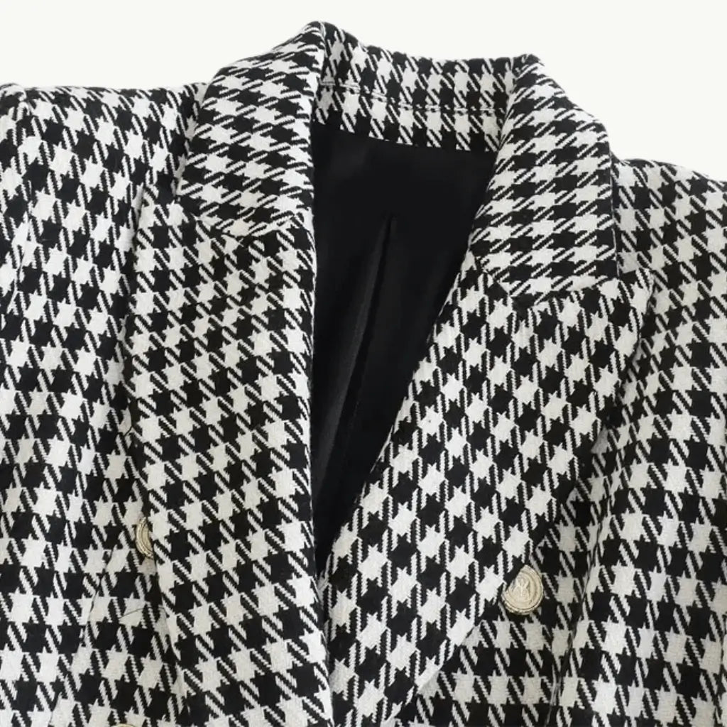 Blazer feminino xadrez corte slim e tecido leve em poliéster