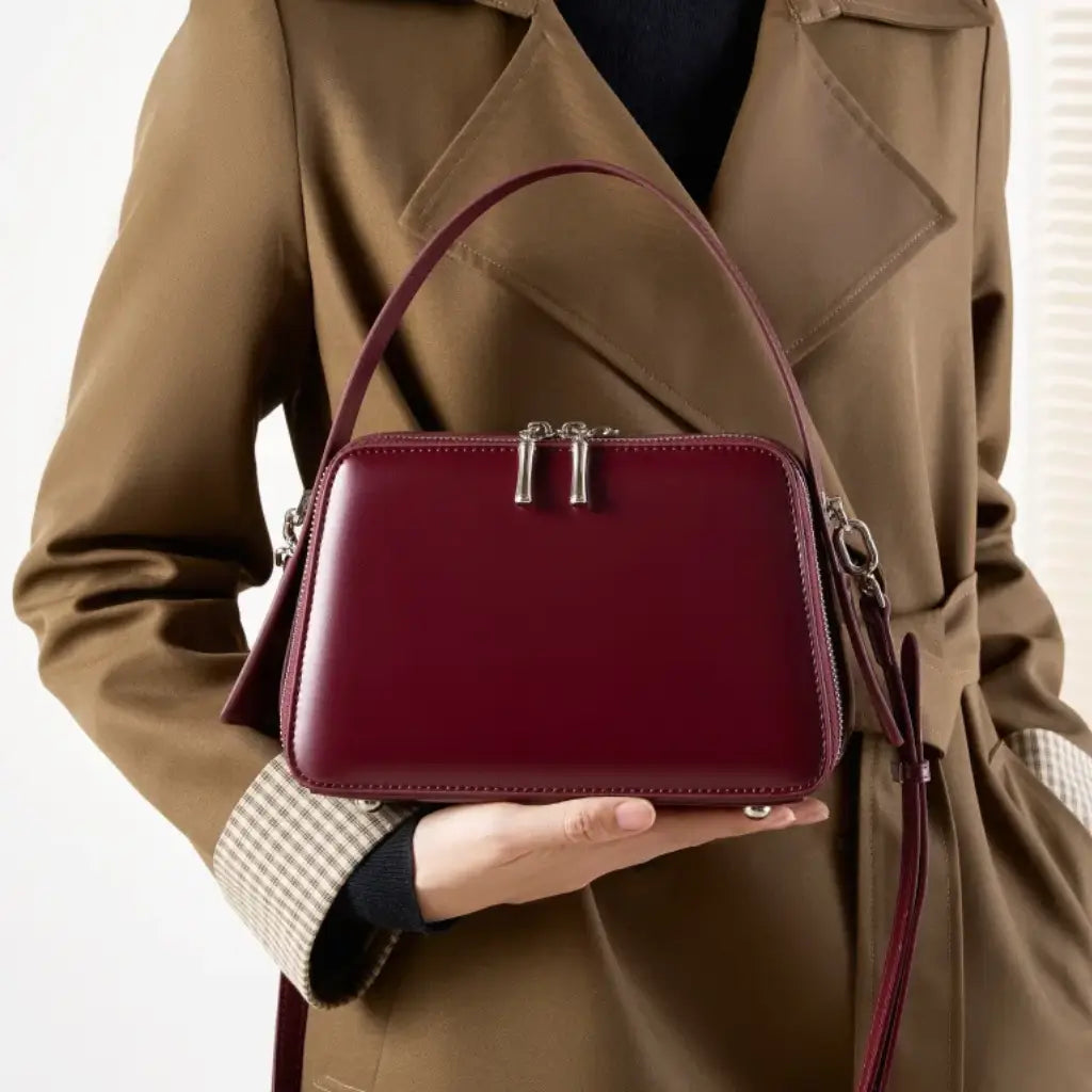 Bolsa de couro marsala com base reta e presença sofisticada