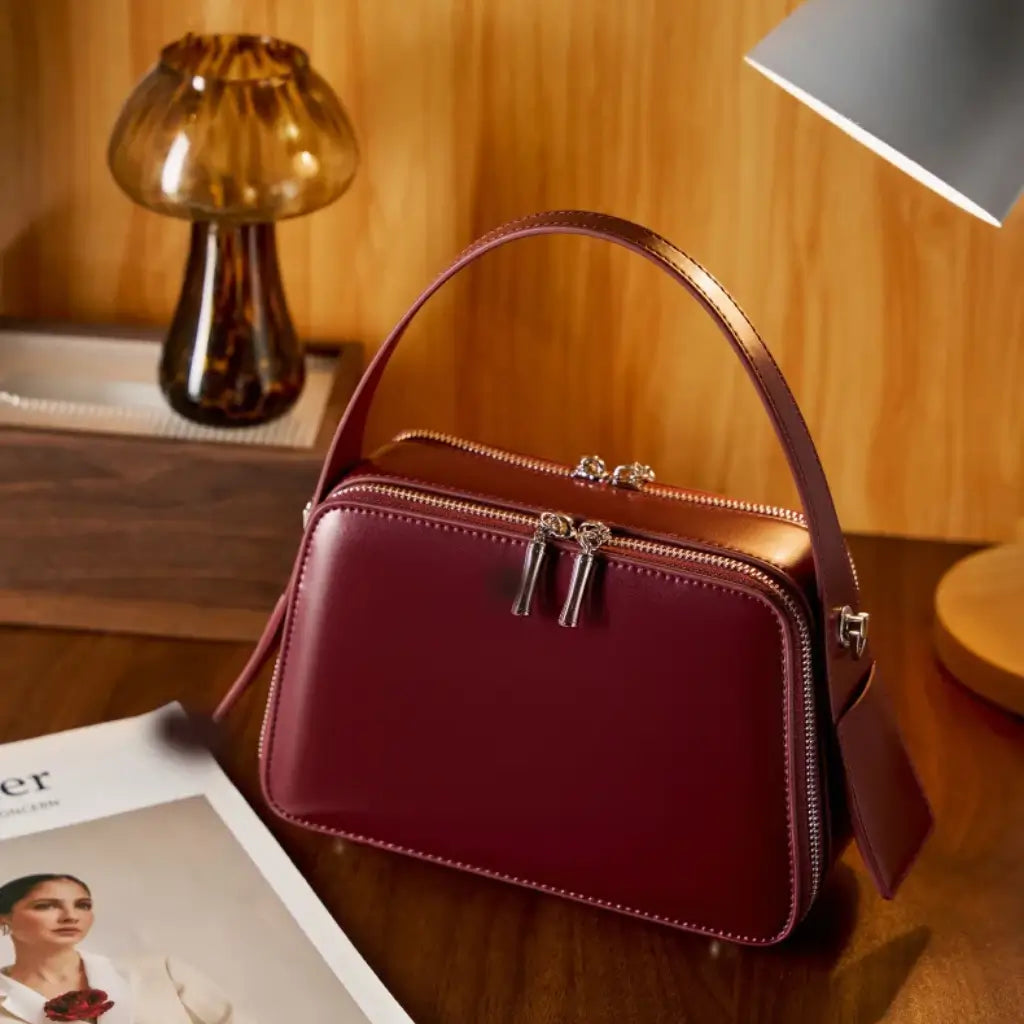 Bolsa feminina marsala em couro legítimo com alça curta estruturada