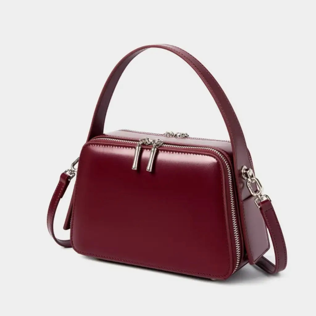 Vista lateral da Bolsa Éliane marsala com design silencioso e firmeza estética