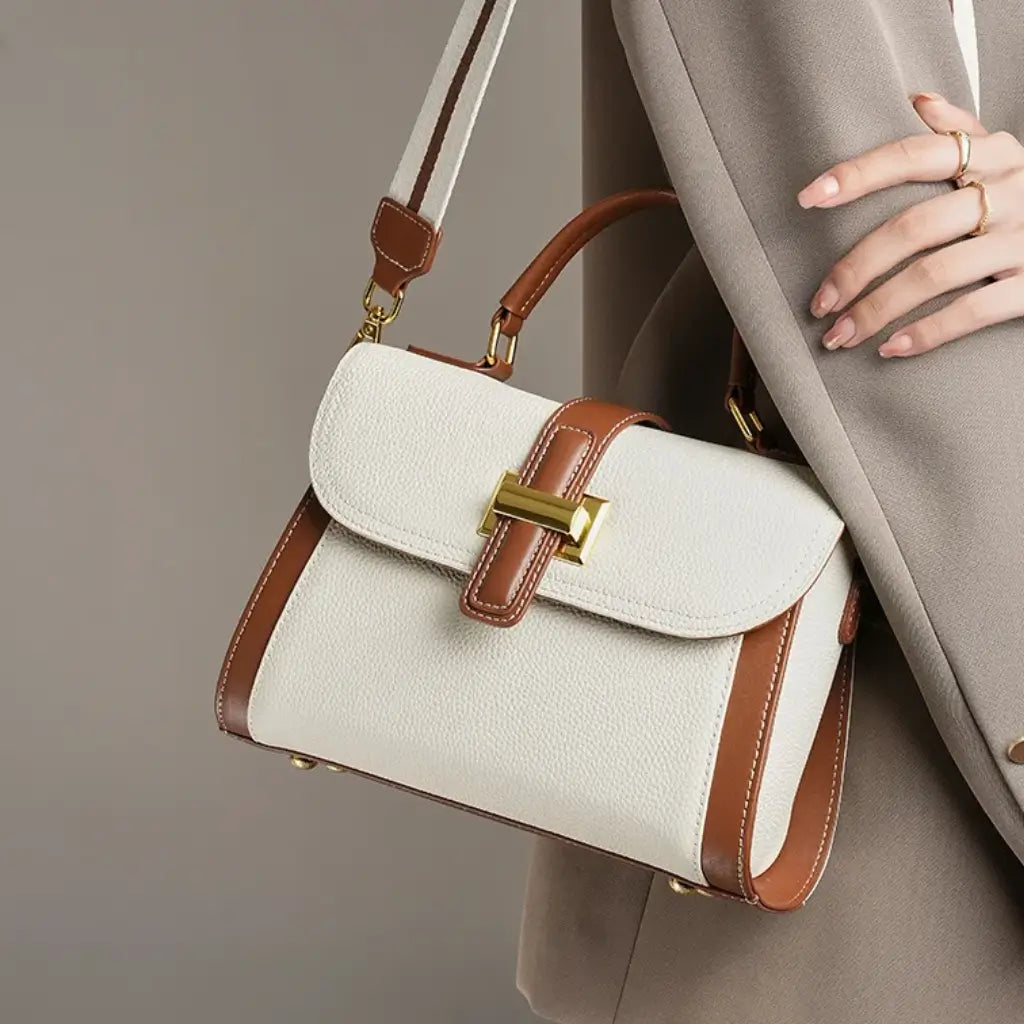 Mulher usando Bolsa de Couro