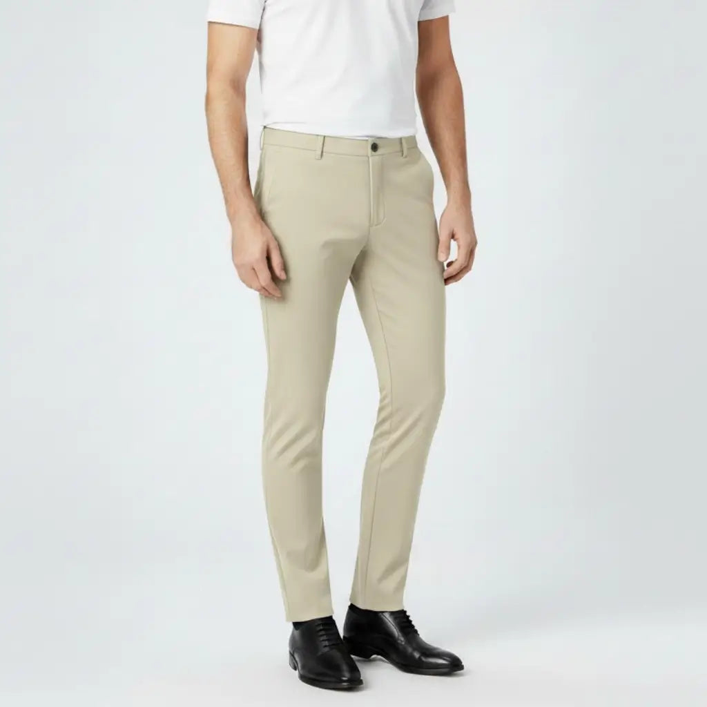 Calça social slim bege em uso com camisa branca e sapato social, visual elegante e moderno.