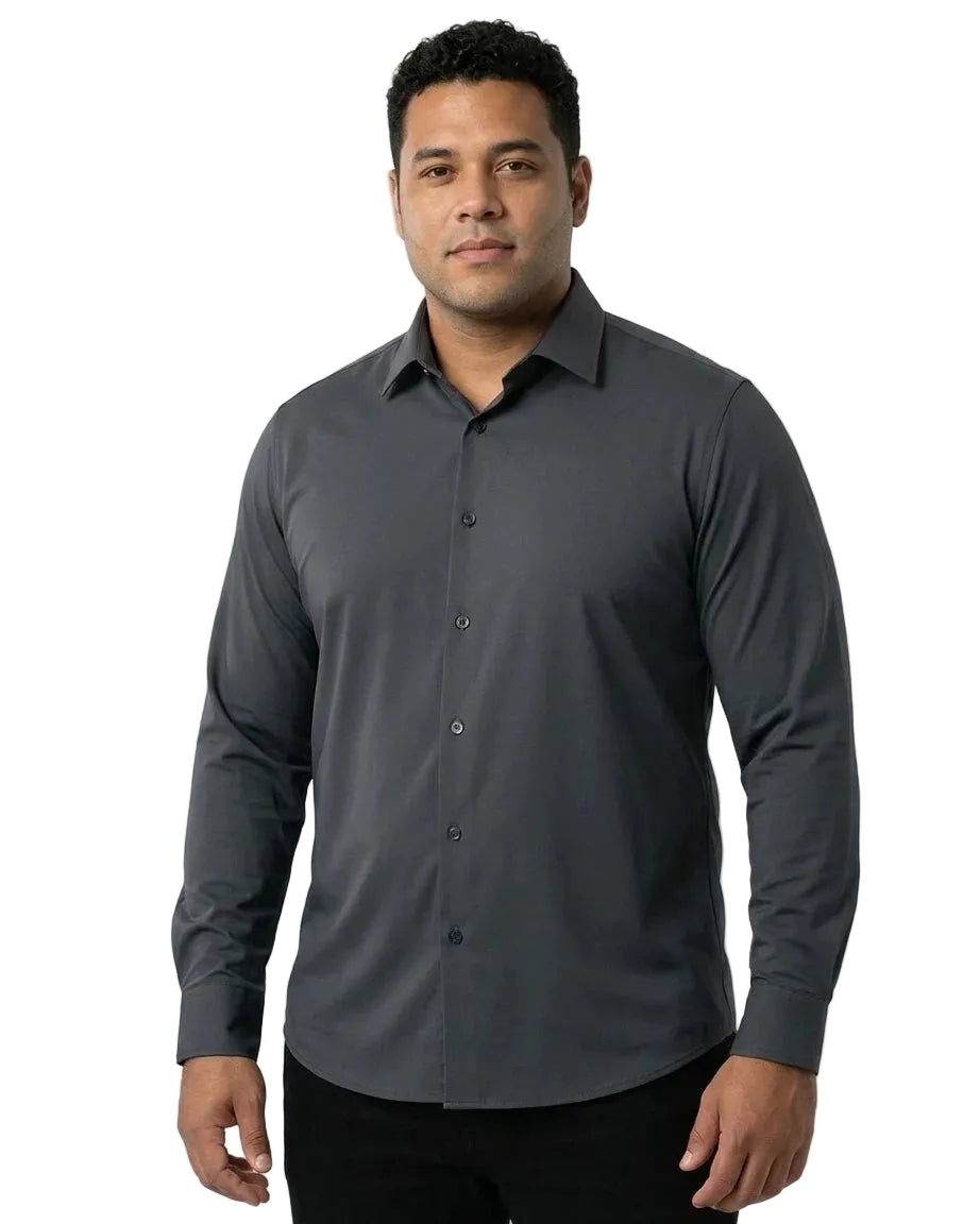 Homem de frente usando camisa social cinza-escuro de mangas longas com gola aberta e fechamento por botões. A peça tem caimento confortável no peito e no abdômen e está combinada com calça preta.