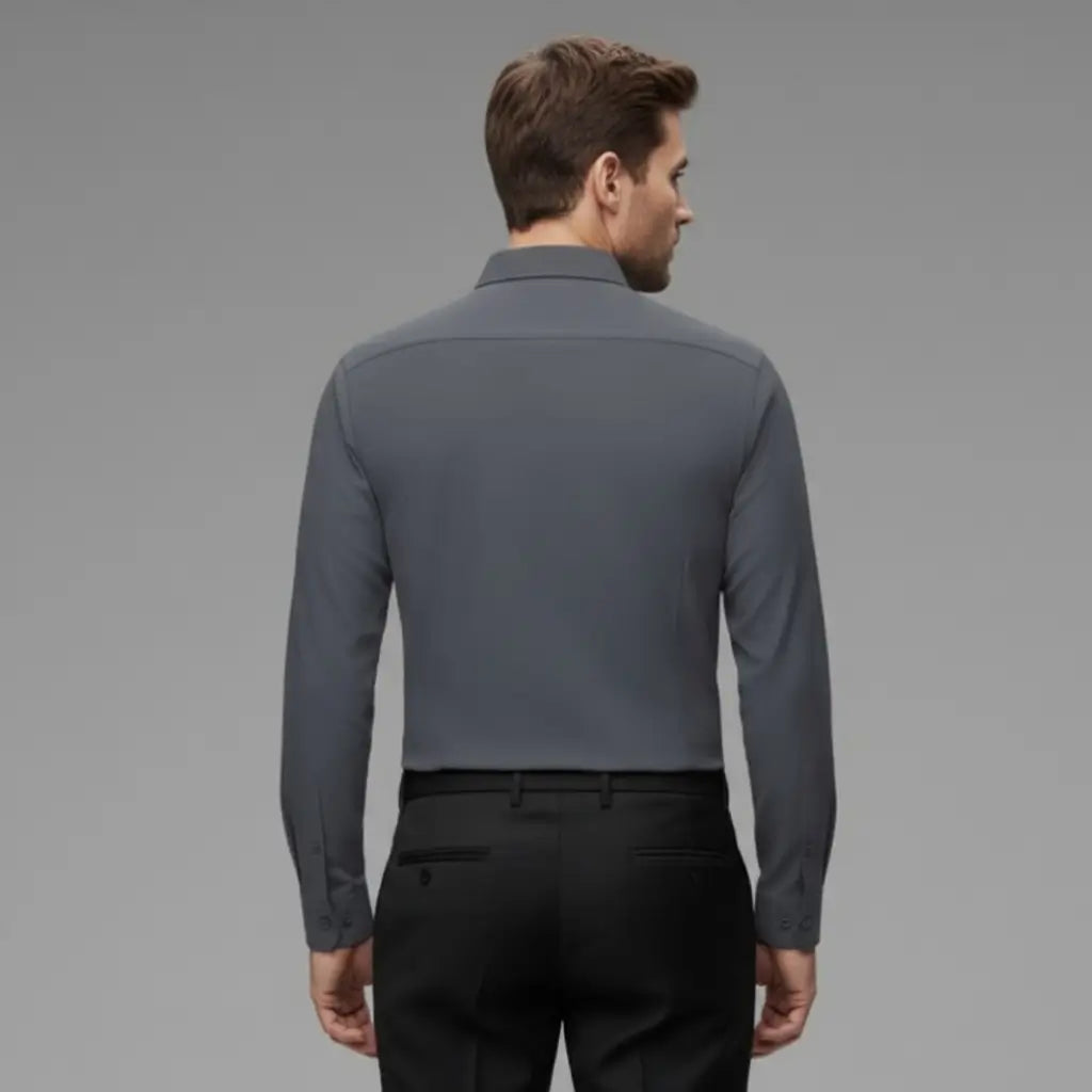 Modelo mostrando as costas da camisa social masculina cinza
