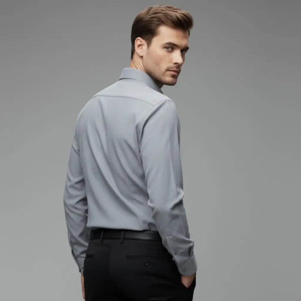 Modelo vestindo Camisa Social Masculina Cinza Claro, manga longa.