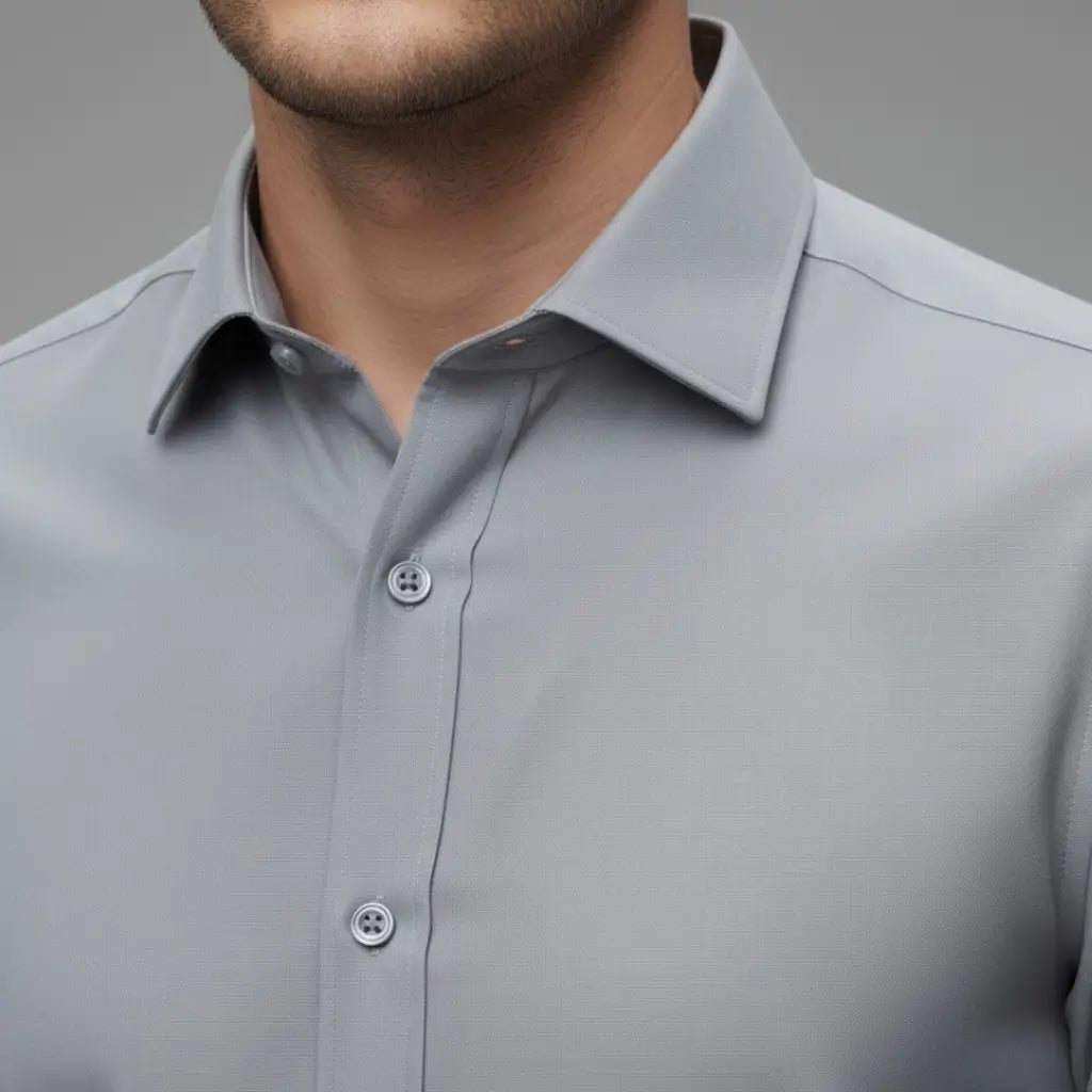 Detalhes do pano e acabamento premium da camisa social masculina cinza