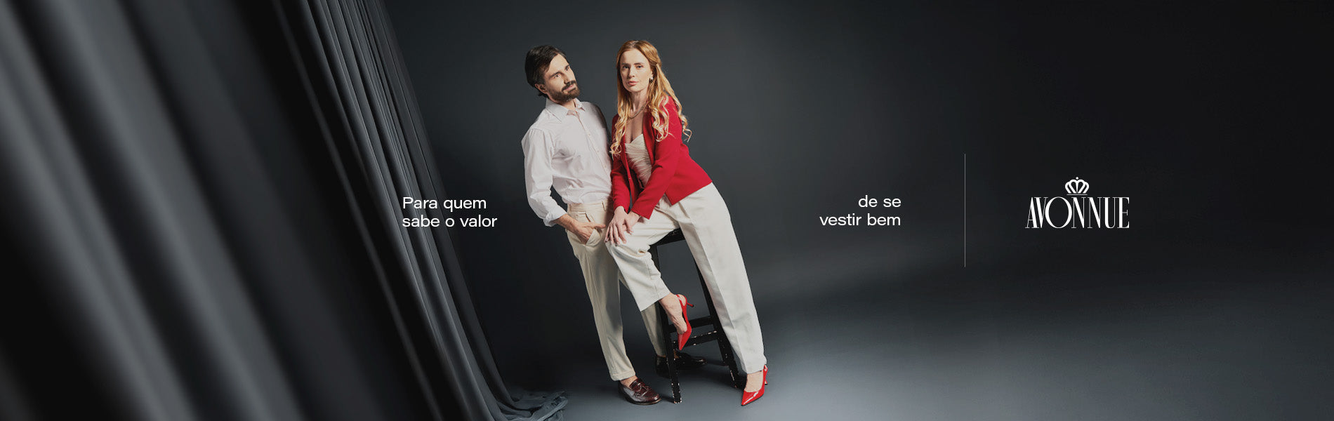 Banner editorial AVONNUE com casal em looks sofisticados, camisa social masculina branca e blazer feminino vermelho estruturado.