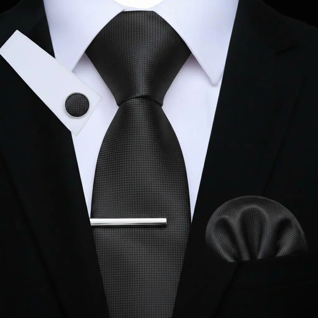Gravata preta texturizada com lenço de bolso, abotoaduras e prendedor prateado