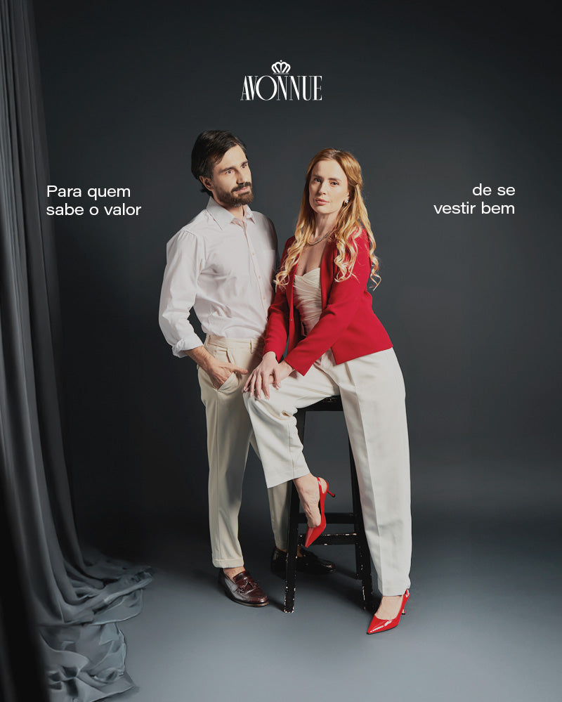 Banner editorial AVONNUE com casal em looks sofisticados, camisa social masculina branca e blazer feminino vermelho estruturado