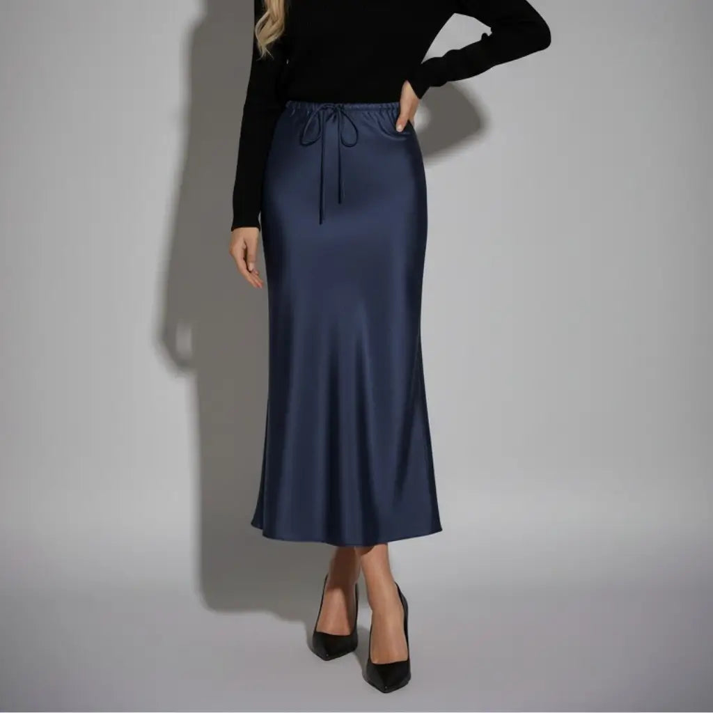 Saia longa feminina azul marinho em cetim com brilho elegante e modelagem reta, perfeita para visuais sofisticados e versáteis