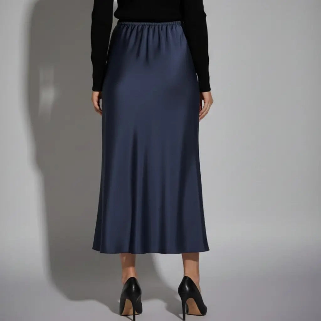 Vista traseira de saia longa azul marinho com corte reto e cós elástico, peça clássica e confortável para o guarda-roupa feminino