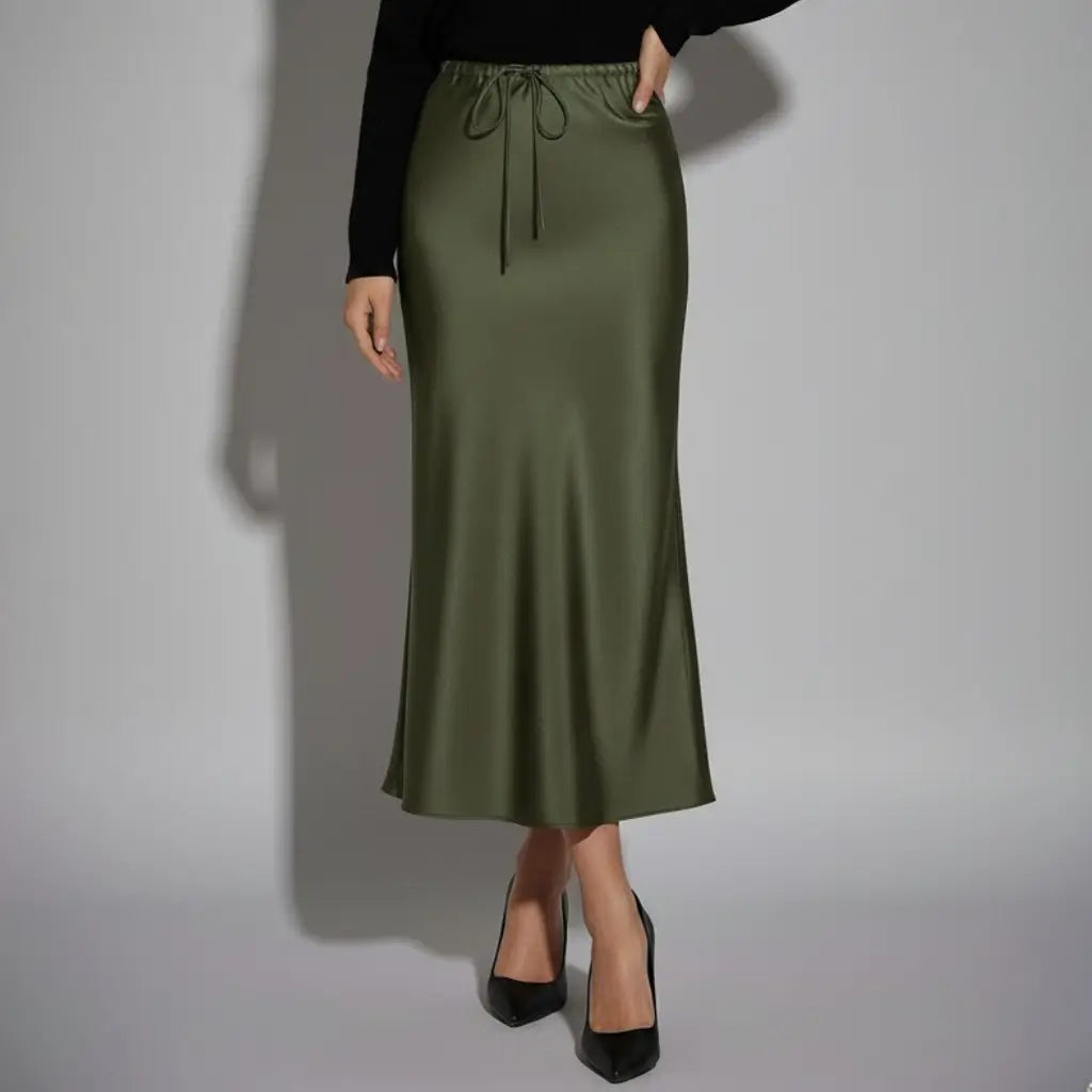 Saia longa verde oliva de cetim com modelagem reta e cintura ajustável, ideal para looks femininos elegantes e modernos