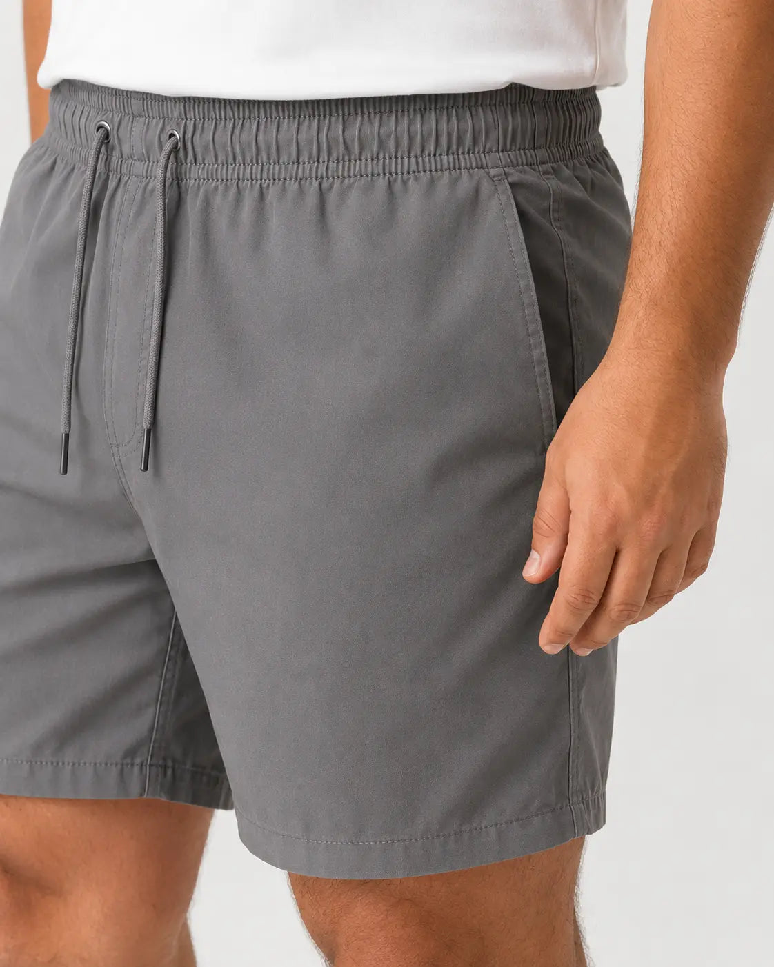 Detalhe aproximado do Short Masculino MareVitto Cinza, destacando o cós elástico, o cordão ajustável, o bolso lateral e o acabamento do tecido.