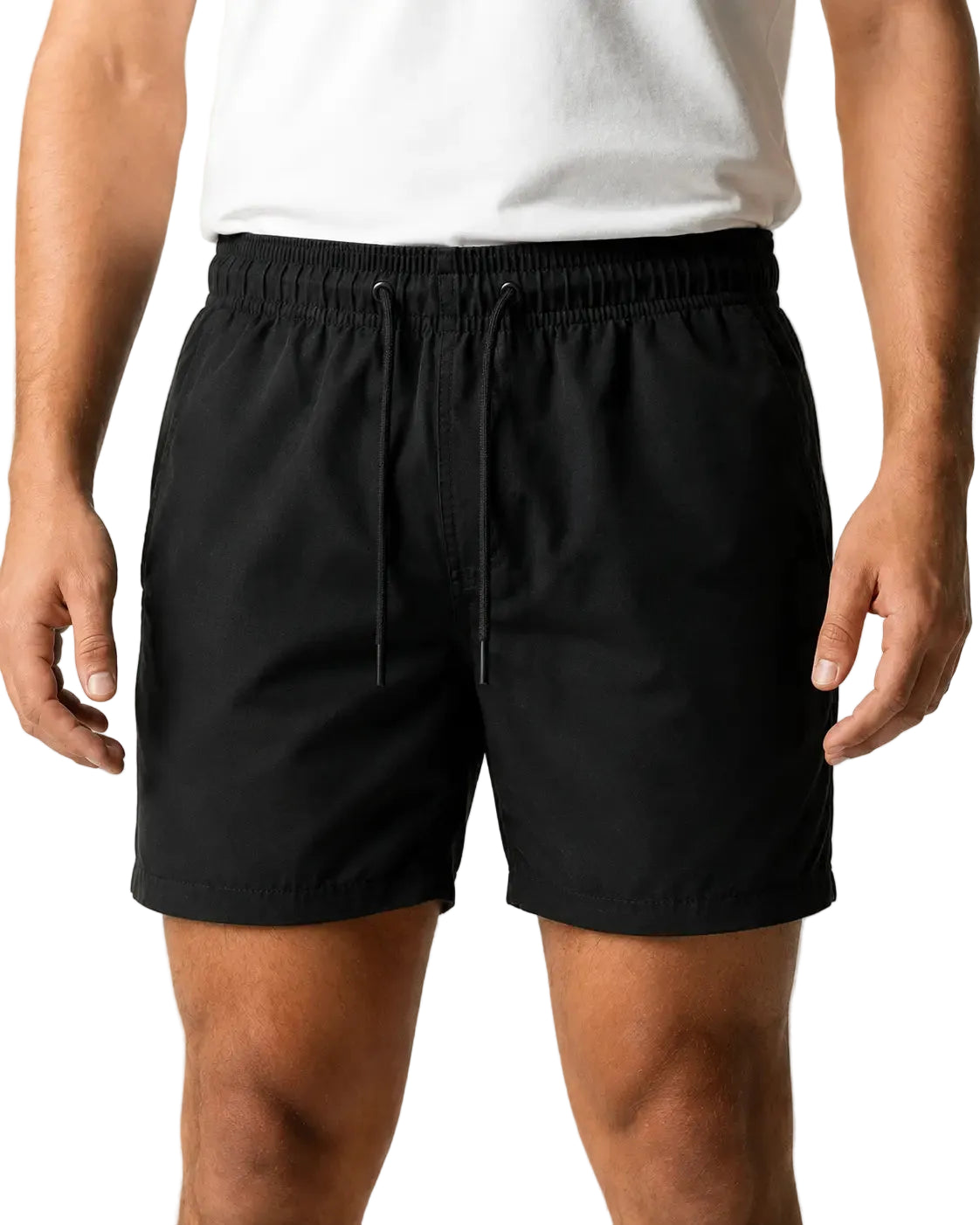 Vista frontal centralizada do Short Masculino MareVitto Preto no corpo, mostrando o comprimento acima dos joelhos, o cós elástico e o cordão preto.