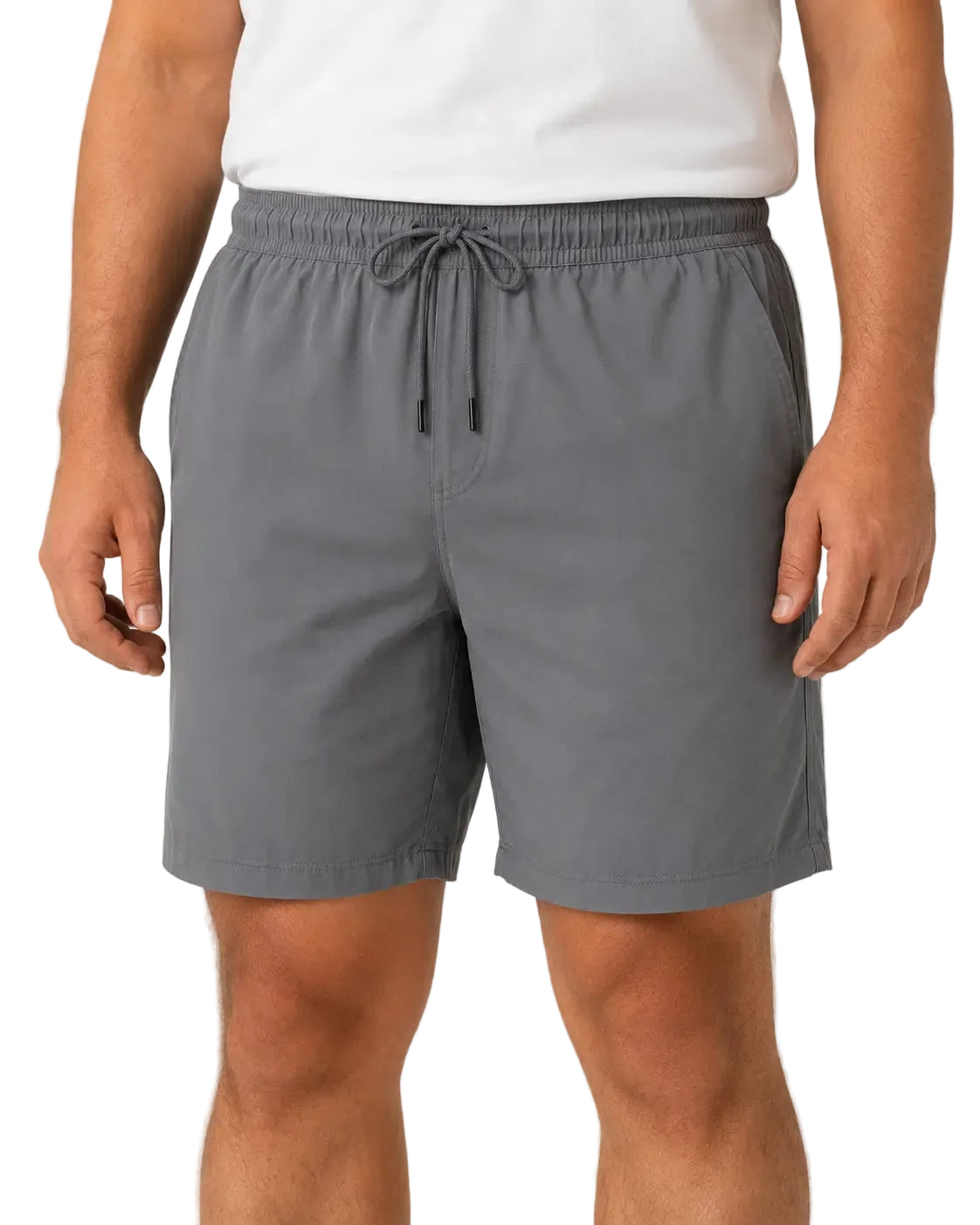 Homem usando o Short Masculino MareVitto cinza com camiseta branca, visto de frente da cintura aos joelhos, mostrando o cós elástico, o cordão ajustável e os bolsos laterais.