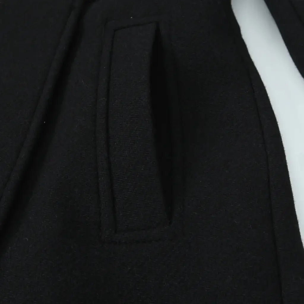 Sobretudo feminino com bolsos nas laterais