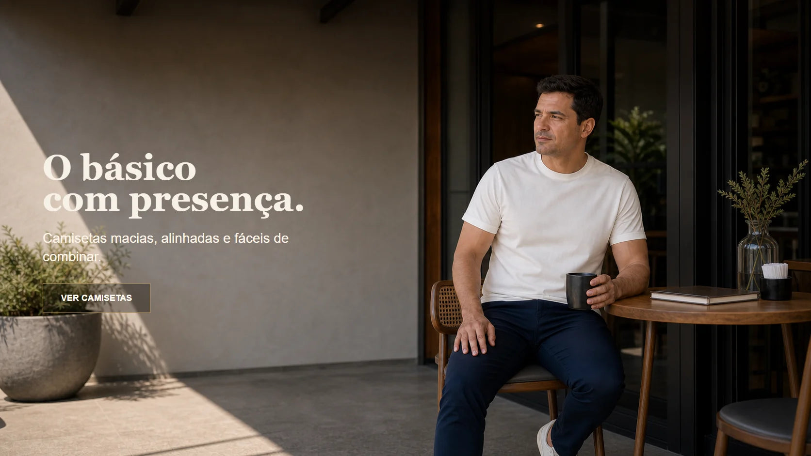 Banner AVONNUE com homem usando camiseta masculina branca, calca azul-marinho e tenis branco sentado em ambiente externo.