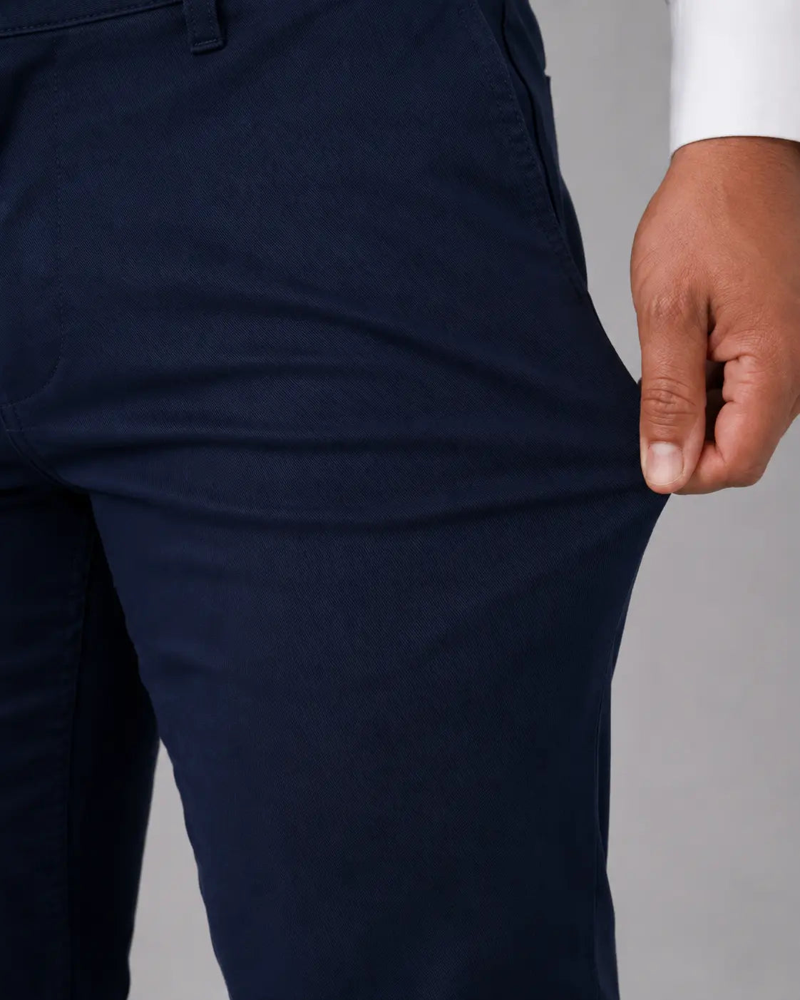 Calca Masculina em Sarja Valori Azul Marinho, vista de frente em detalhe no corpo em fundo branco.