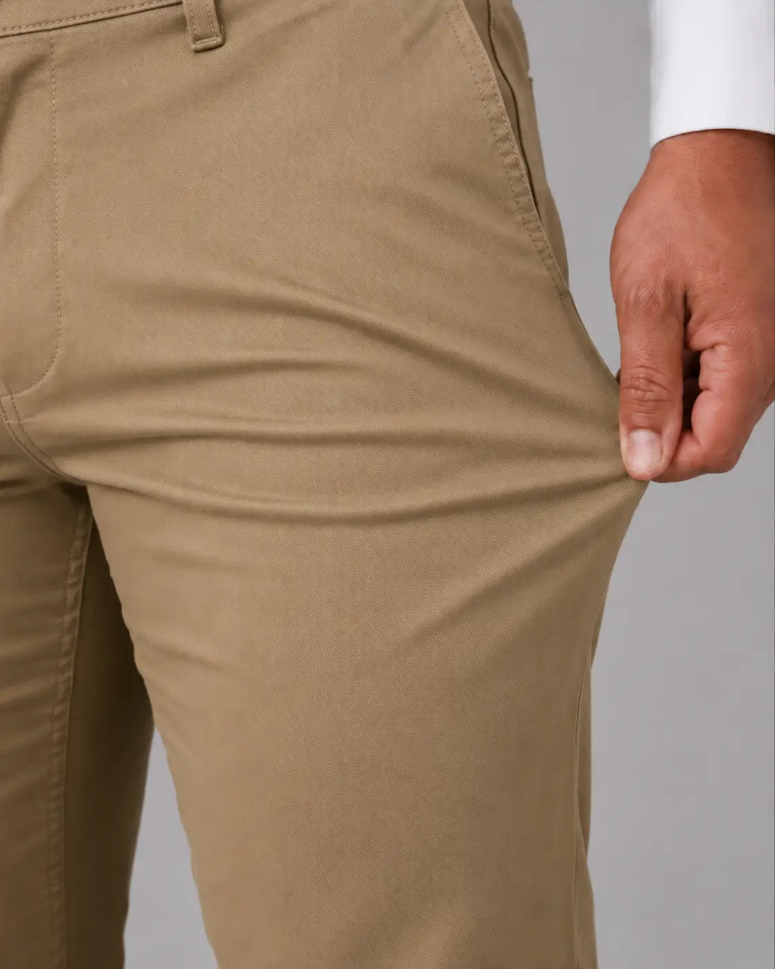 Calca Masculina em Sarja Valori Caqui, vista de frente em detalhe no corpo em fundo branco.