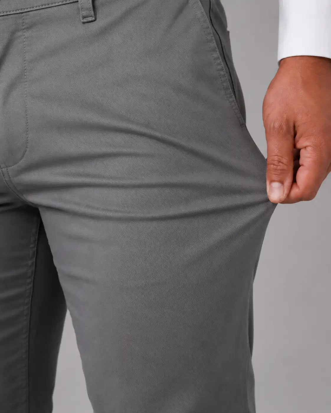 Calca Masculina em Sarja Valori Cinza, vista de frente em detalhe no corpo em fundo branco.