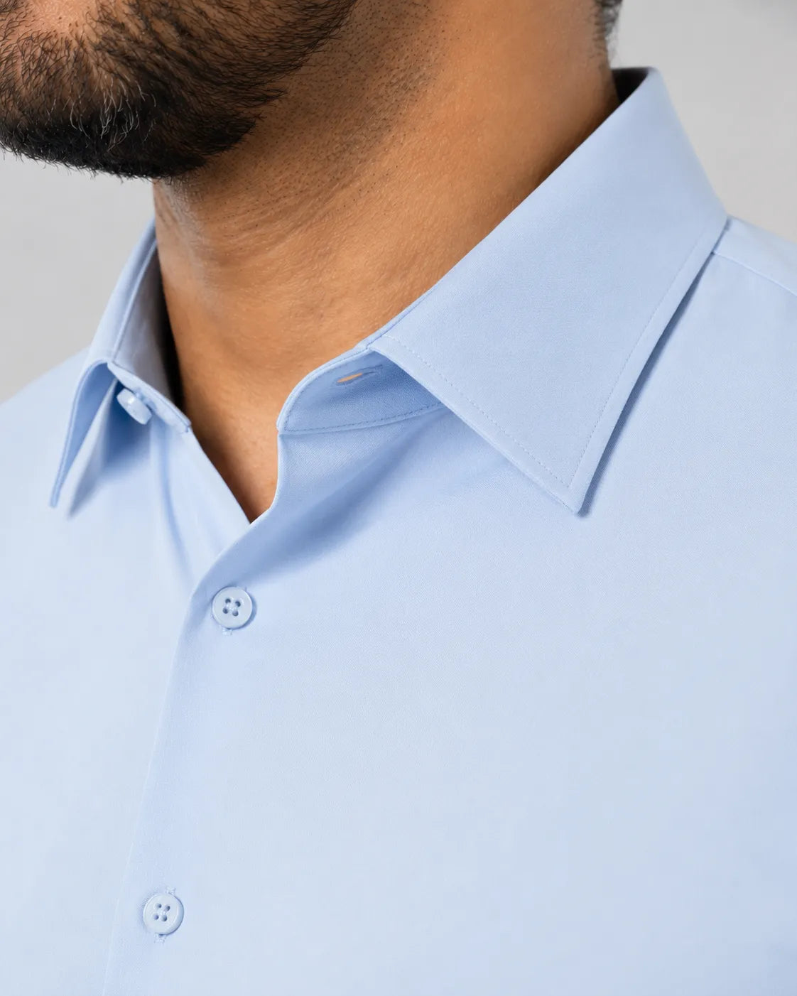 Detalhe da gola e acabamento do Camisa Social Masculina TechMatteo Azul.