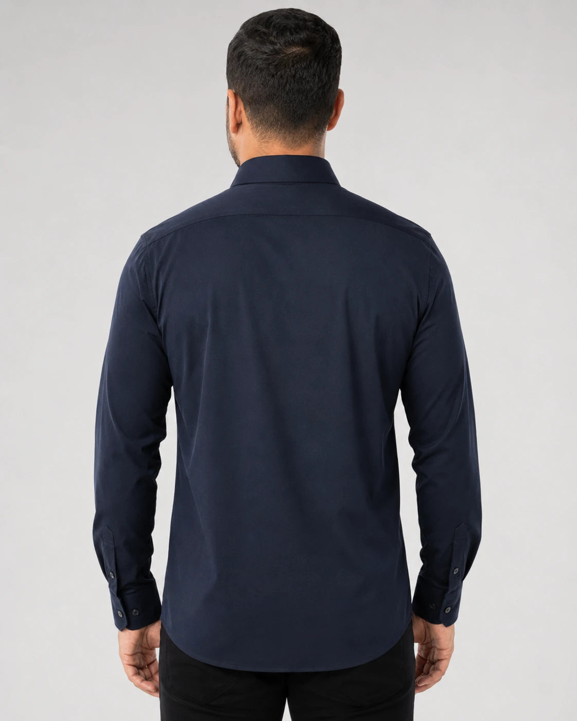 Camisa Social Masculina TechMatteo Azul Marinho, vista de costas em fundo branco.