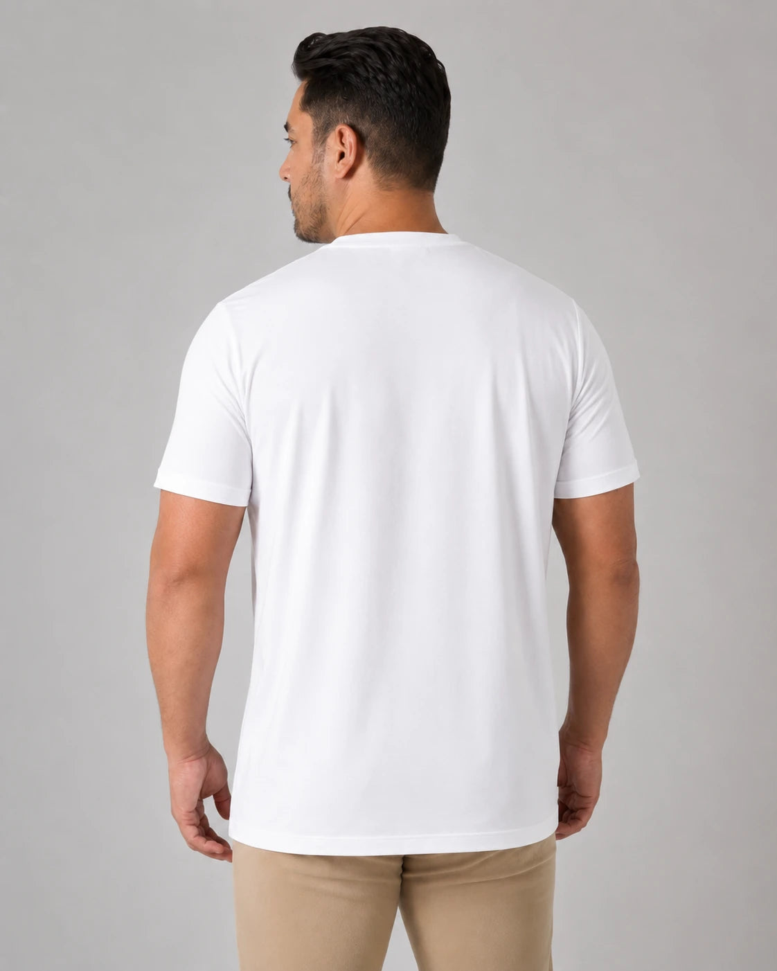 Camiseta Masculina TechModal Branca, vista de costas em fundo branco.