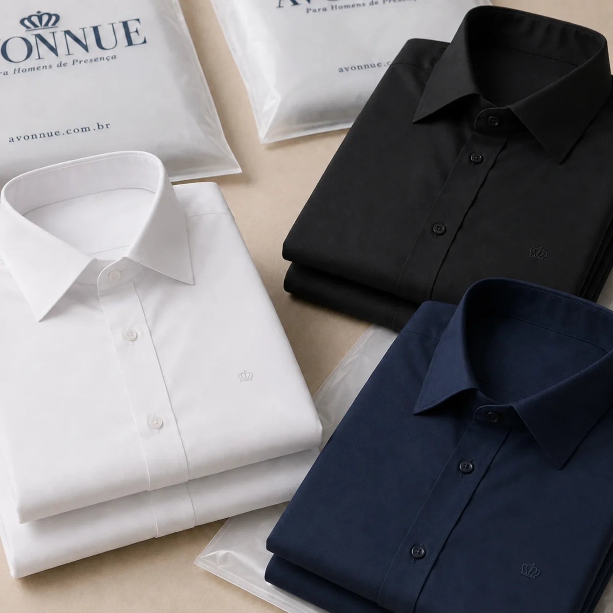 Imagem da secao Tecidos AVONNUE diversas camisas socias, na cores preta, branca e azul marinho, sobre uma mesa com embalagem de envio com o logotipo da avonnue.