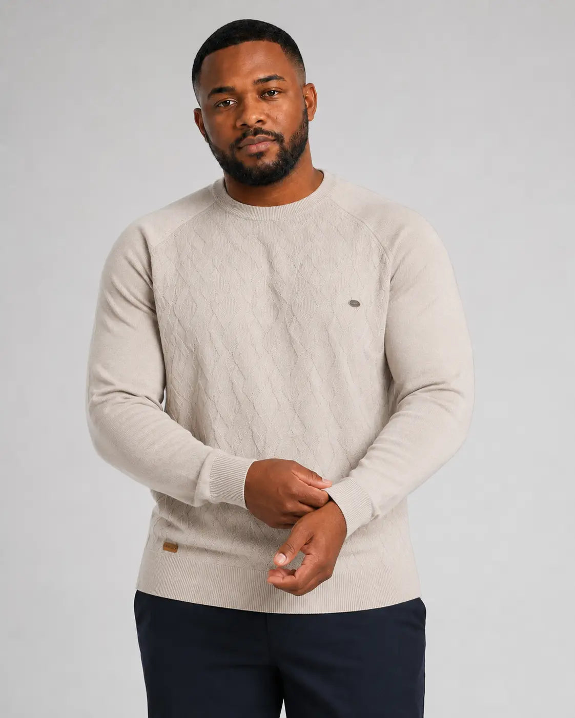Sueter Masculino Tramato Areia, vista de frente com detalhe de caimento em fundo branco.