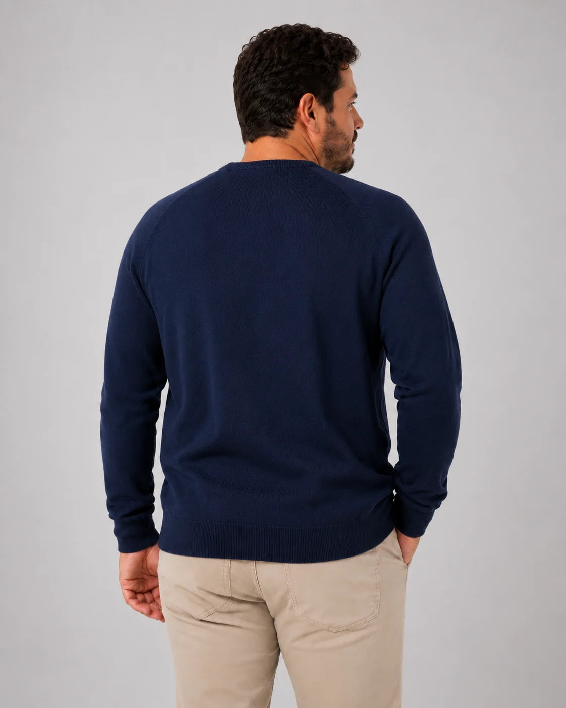 Sueter Masculino Tramato Azul Marinho, vista de costas com detalhe de caimento em fundo branco.