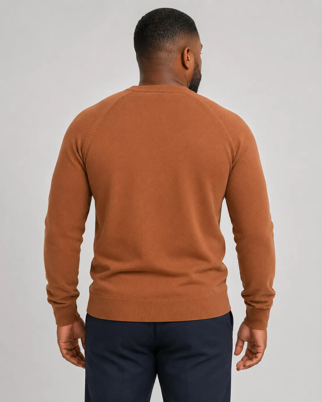 Suéter Masculino Tramato Caramelo, vista de costas em fundo branco.