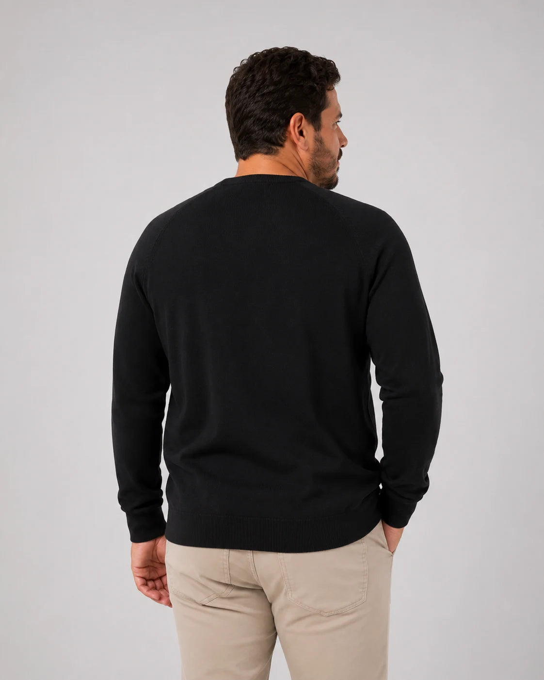 Sueter Masculino Tramato Preto Carbono, vista de costas em fundo branco.