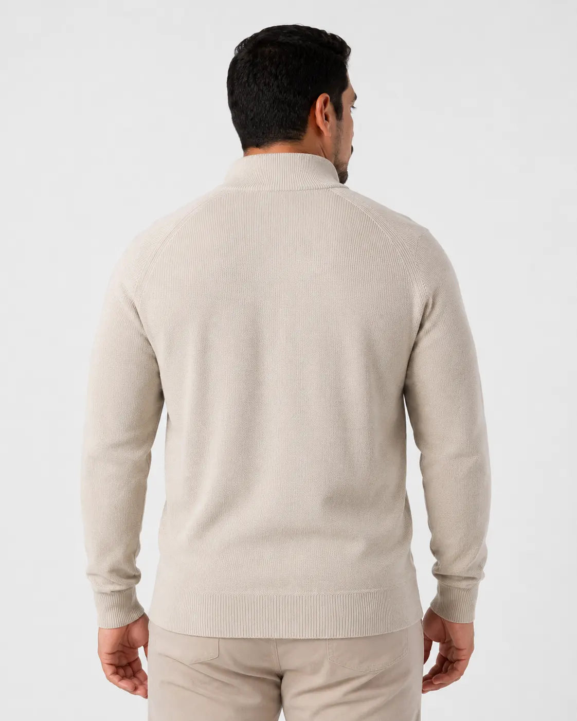 Sueter Masculino Tramato Zip Areia, vista de costas em fundo branco.
