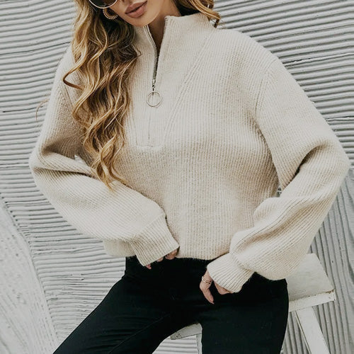 Suéteres masculinos e femininos AVONNUE confeccionados em malhas refinadas, com caimento elegante e estilo sofisticado atemporal.