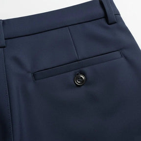 Bolso traseiro da calça social azul marinho com botão preto central