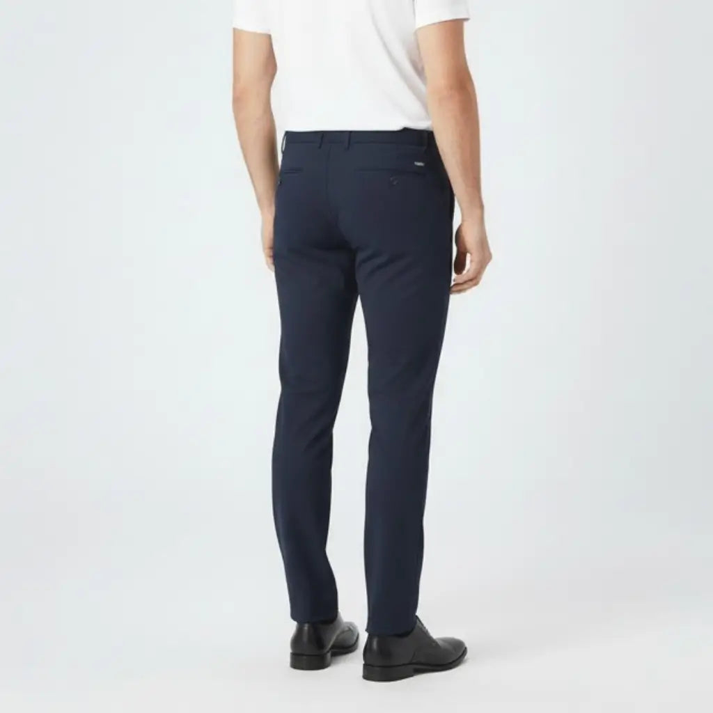 Vista traseira da calça social slim azul marinho no corpo masculino