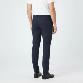 Vista traseira da calça social slim azul marinho no corpo masculino