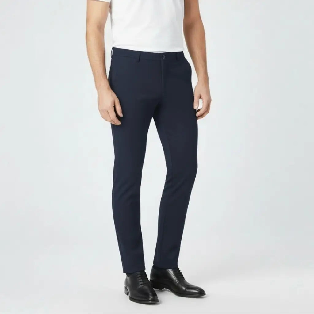 Calça social masculina slim azul marinho no corpo com camisa branca e sapato social