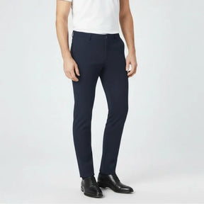 Calça social masculina slim azul marinho no corpo com camisa branca e sapato social