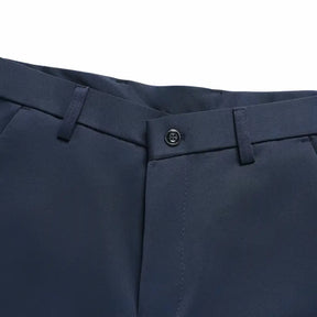 Detalhe da cintura com passantes para cinto da calça azul marinho