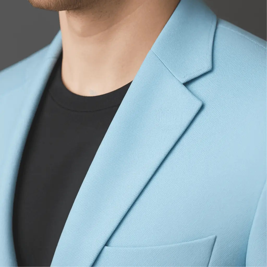Blazer masculino usado com camisa escura em look formal.