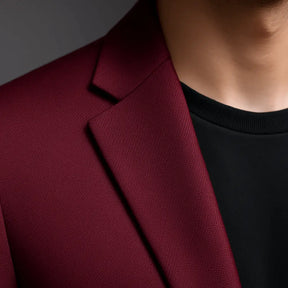 Blazer masculino vinho xadrez discreto em microfibra com bolsos de tampa e forro leve.
