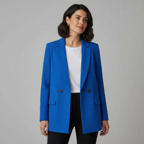 Modelo usando o blazer azul