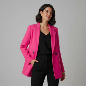 Modelo de frente usando blazer rosa