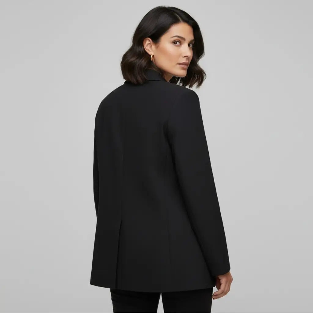 modelo de costas usando blazer feminino preto